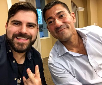 Rocky Vega em foto espontânea.